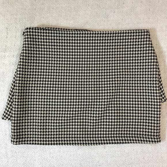 [130] ZARA Black & White Mini Skirt - Picture 2 of 4